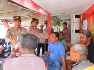 Agenda Jumat Berkah, Personil Sat Polairud Polres Tual Bagi Makanan Gratis