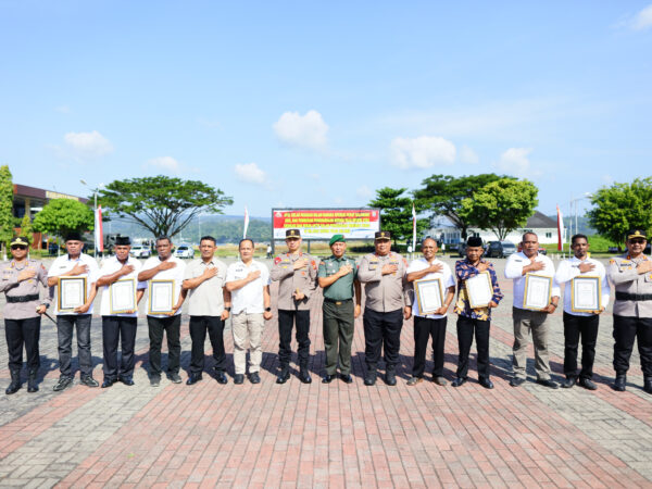 6 Kepala Desa Di Malra Terima Penghargaan Oleh Kapolda Maluku