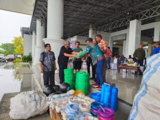 Pemkab Malra Serahkan Bantuan Perikanan untuk Nelayan Lokal