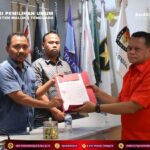 Kunjungan DPC PDI-Perjuangan Malra Datangi KPU, Layanan : Partai Pertama