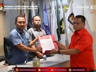 Kunjungan DPC PDI-Perjuangan Malra Datangi KPU, Layanan : Partai Pertama