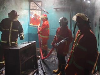 Gerak Cepat Damkar Malra Atasi Kebakaran di Ohoibun