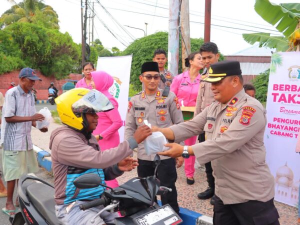 Peduli Kasih, Kapolres Tual dan Bhayangkari Berbagi Takjil dan Sembako