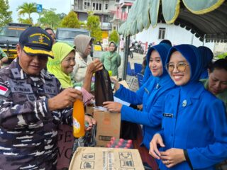 Jelang IdulFitri 1447 H, Warga Malra - Tual Serbu Bazar Ramadhan TNI
