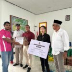 Anggota DPRD Malra Berikan Bantuan Buku kepada Pemuda Ohoi Dunwahan