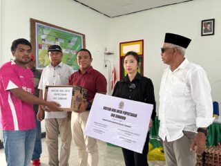 Anggota DPRD Malra Berikan Bantuan Buku kepada Pemuda Ohoi Dunwahan