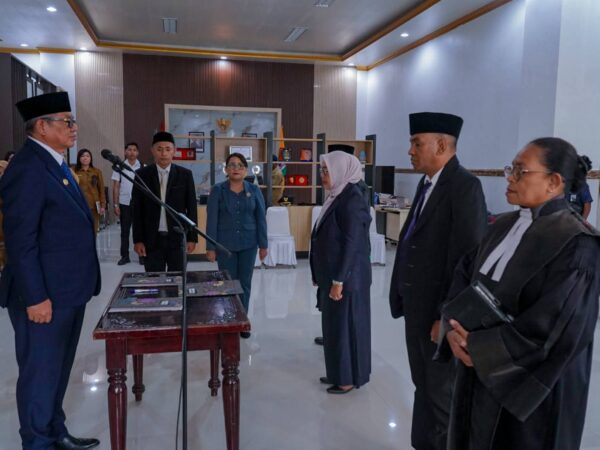 Bupati Malra Lantik 2 Pejabat di Inspektorat