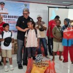 Salurkan Bantuan Sosial, Bupati Hanubun : Jangan Lihat Nilainya Tapi Perhatian Negara dan Daerah