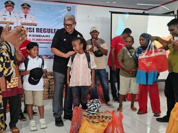 Salurkan Bantuan Sosial, Bupati Hanubun : Jangan Lihat Nilainya Tapi Perhatian Negara dan Daerah