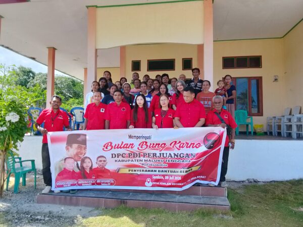 Berbagi Kasih DPC PDI-Perjuangan Malra Peringati Bulan Soekarno di Ohoi Somlain