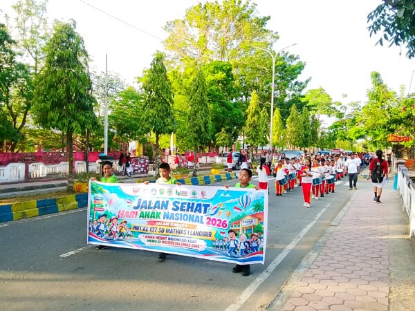 SD Mathias 1 Langgur Laksanakan Jalan Sehat Songsong HUT Ke-137