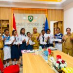 Siap Harumkan Nama Daerah, Kepala Dinas Pendidikan Malra Berikan Hadiah Kepada 9 Siswa SMP Peserta OSN-O2SN 2026