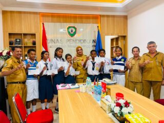 Siap Harumkan Nama Daerah, Kepala Dinas Pendidikan Malra Berikan Hadiah Kepada 9 Siswa SMP Peserta OSN-O2SN 2026