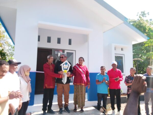 Serahkan 4 Unit Rumah, Bupati Hanubun : Wujud Nyata Perhatian Pemerintah untuk Masyarakat