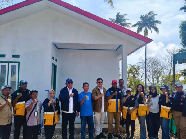 Wujud Nyata Perhatian Pemkab Malra, Bupati Hanubun Serahkan Bantuan Rumah Korban Bencana Alam di Ohoirenan