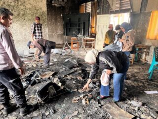 Kadis DisdikBud Malra Tinjau Langsung Gedung Komputer SMP Yos Sudarso Waur yang Terbakar