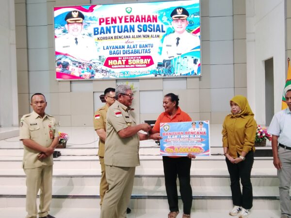 Pemkab Malra Salurkan Bansos untuk Korban Bencana Alam dan Disabilitas