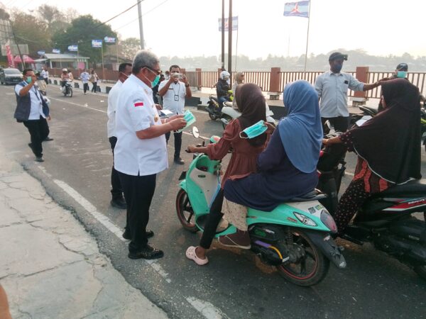 Pemkab Malra Bagikan 15.000 Masker, Bupati Hanubun Langsung Turun Lapangan