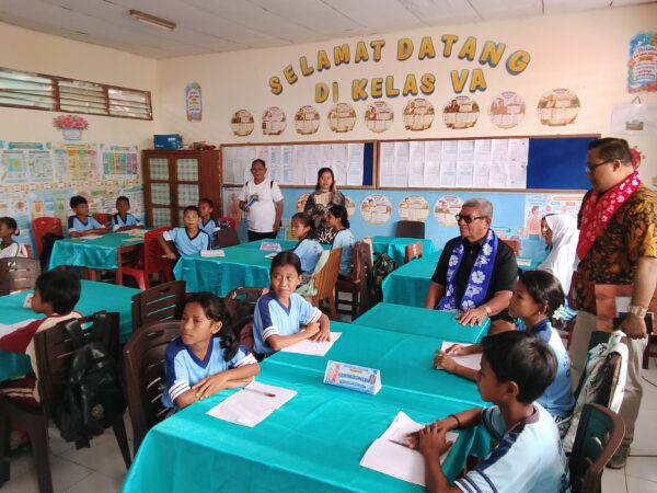 Kunjungi Sejumlah SD, Bupati Malra Harapkan Pendidikan Karakter dan Bahasa Kei